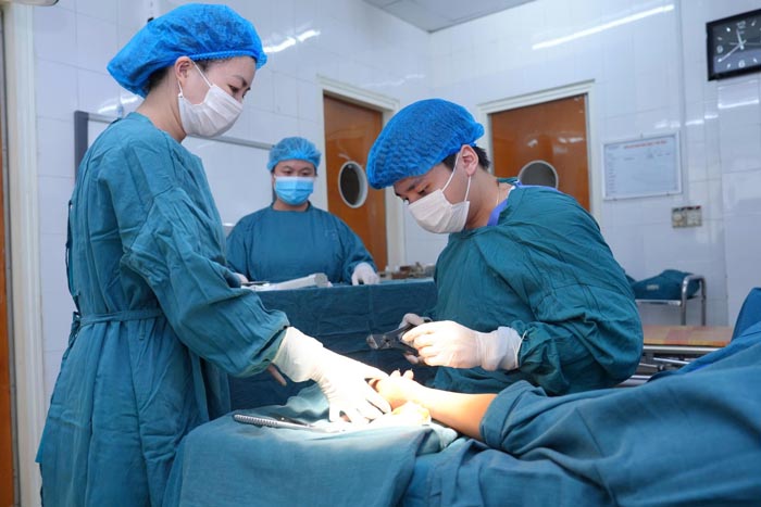 The team of doctors and nurses performing surgery for pediatric patients participating in the program. Photo: Bich Duyen