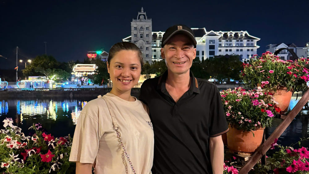 Putting aside a lot of work to stroll the streets together will help increase the connection between middle-aged couples. Photo: Thu Thuy