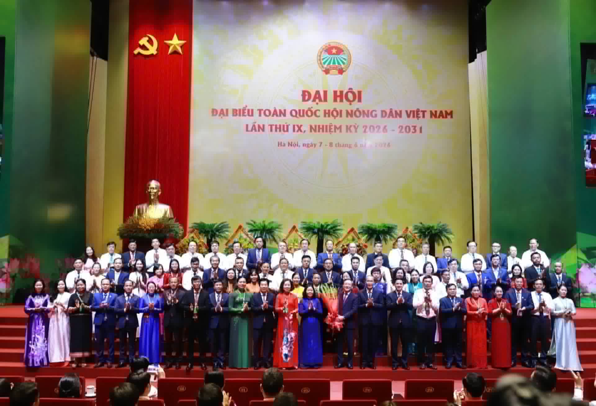 Mme Bùi Thị Minh Hoài, membre du Bureau politique, secrétaire du Comité central du Parti, secrétaire du Comité du Parti du Front de la patrie, des organisations centrales, présidente du Comité central du Front de la patrie du Vietnam, a offert des fleurs pour féliciter le Comité exécutif central de l'Association des paysans vietnamiens, IXe mandat, 2026-2031. Photo: Hưng Phạm