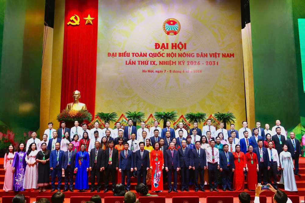 Ms. Bui Thi Minh Hoai, Member of the Politburo, Secretary of the Party Central Committee, Secretary of the Party Committee of the Fatherland Front and Central Agencies, Chairwoman of the Central Committee of the Vietnam Fatherland Front presented flowers to congratulate the 9th Central Executive Committee of the Vietnam Farmers' Union, term 2026 - 2031. Photo: Hung Pham
