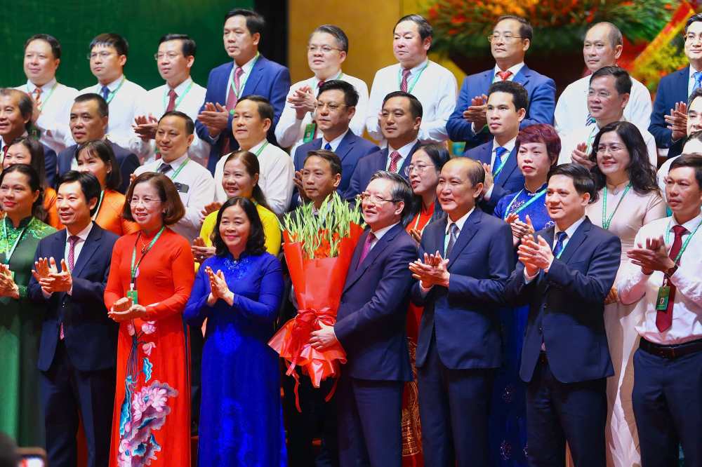 Bà Bùi Thị Minh Hoài, Ủy viên Bộ Chính trị, Bí thư Trung ương Đảng, Bí thư Đảng ủy Mặt trận Tổ quốc và các đoàn thể Trung ương, Chủ tịch Ủy ban Trung ương Mặt trận Tổ quốc Việt Nam tặng hoa chúc mừng Ban Chấp hành Trung ương Hội Nông dân Việt Nam khóa IX, nhiệm kỳ 2026 - 2031. Ảnh: Hưng Phạm 
