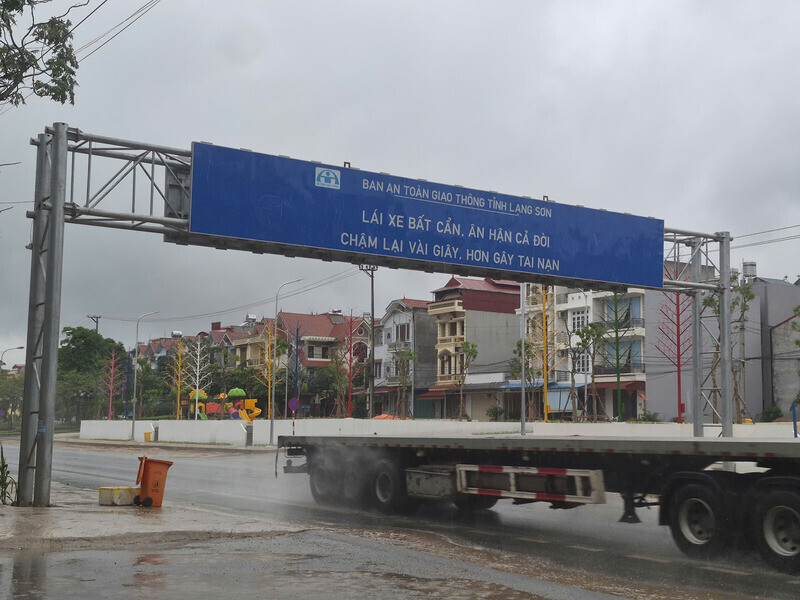 Rainstorms begin to pour down on Lang Son urban area. Photo: Khanh Linh