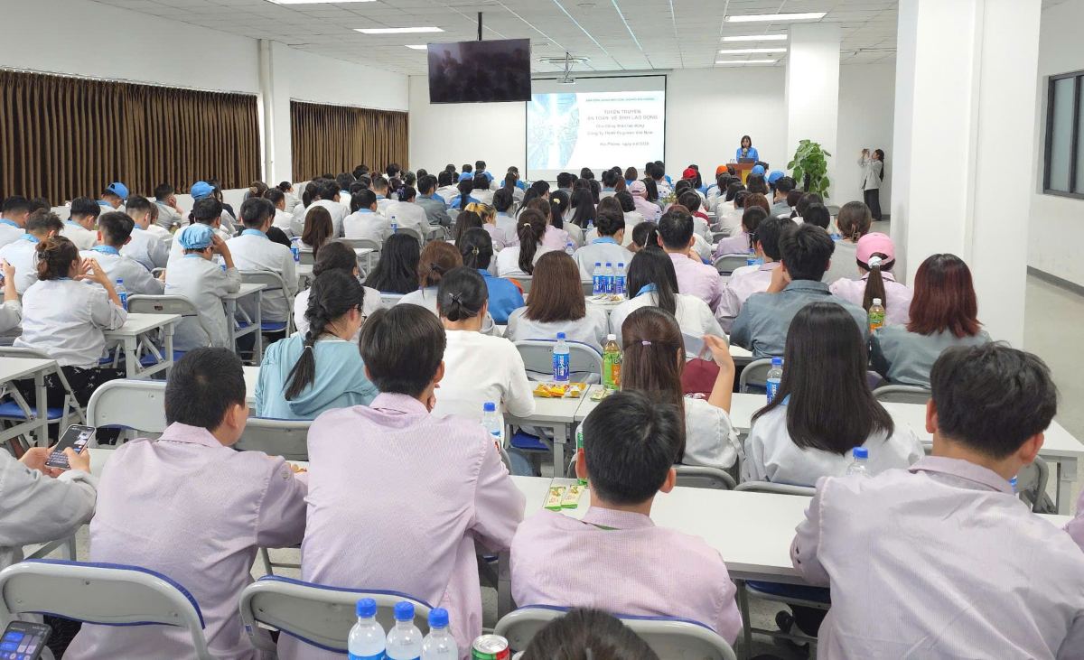 Nearly 300 workers listen to propaganda about occupational safety and health. Photo: Hoang Khoi