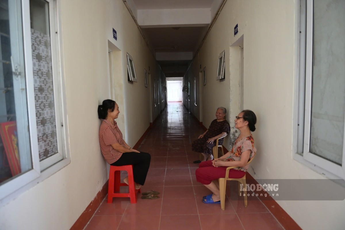 The lives of residents of the two old apartment buildings 181 and 207 Hoang Van Thu at the new temporary residence. Photo: Ha Vi
