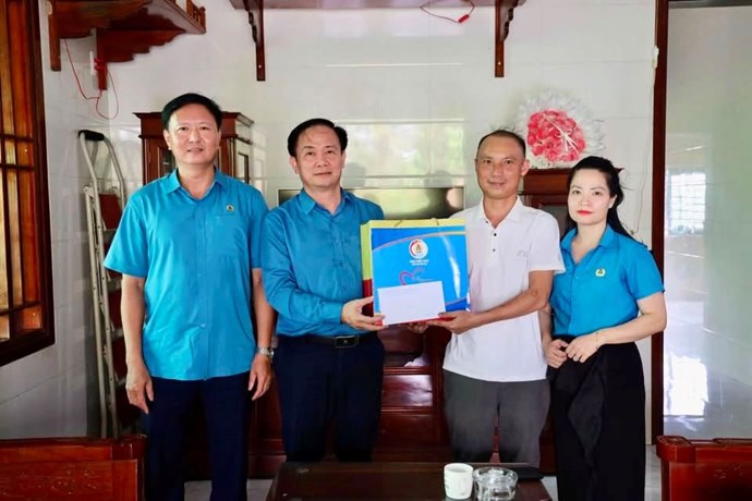 Liên đoàn Lao động tỉnh Hà Tĩnh trao quà hỗ trợ cho đoàn viên, người lao động mắc bệnh hiểm nghèo có hoàn cảnh khó khăn. Ảnh: Công đoàn Hà Tĩnh