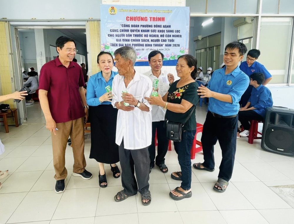 Người dân cảm ơn công đoàn cơ sở đã trao tặng quà. Ảnh: Phạm Duy