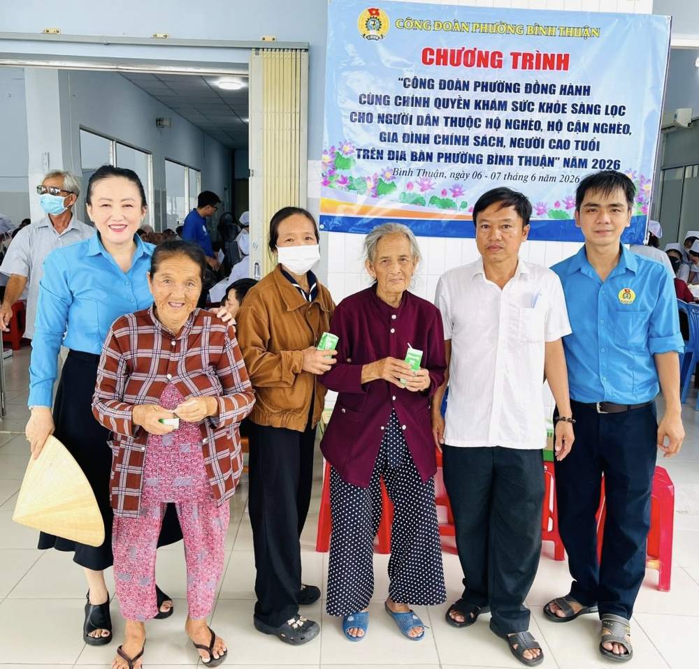 Công đoàn phường Bình Thuận và các công đoàn cơ sở trực thuộc tặng sữa cho người dân đến khám sức khỏe sàng lọc tại bệnh viện. Ảnh: Phạm Duy