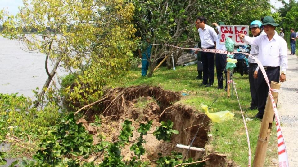 Vice Chairman of Vinh Long Provincial People's Committee Chau Van Hoa surveys the actual landslide point on the Hau River bank in Cai Von ward. Photo: Hoang Loc