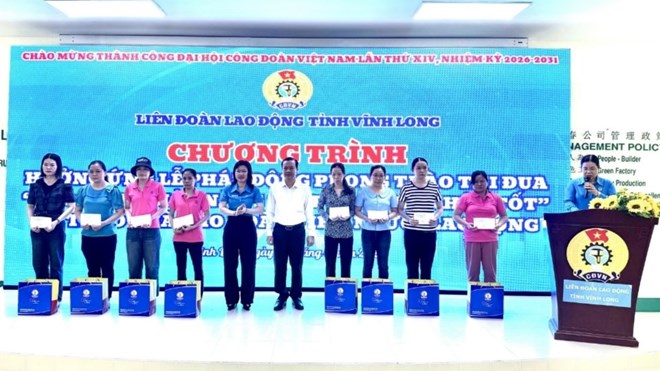 Công nhân mắc bệnh hiểm nghèo nhận hỗ trợ từ chương trình chăm lo của Công đoàn Vĩnh Long. Ảnh: Hoàng Lộc