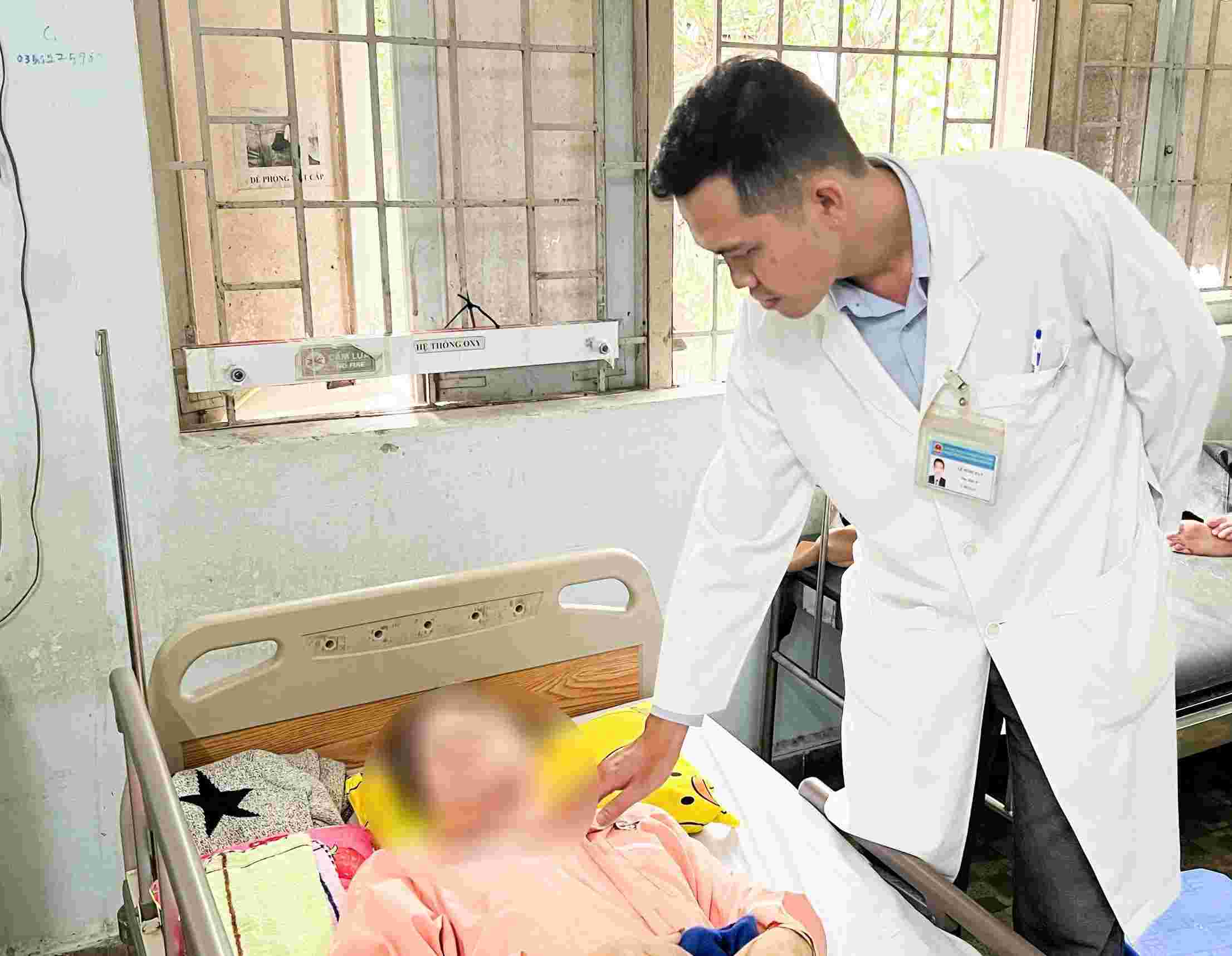 Doctors rescued a patient who was stabbed multiple times in the neck and hospitalized in critical condition. Photo: Provided by Binh Duong General Hospital