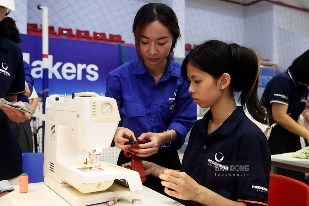 From old clothes products, through the skillful hands of students, recycled products have been born. Photo: Duong Anh