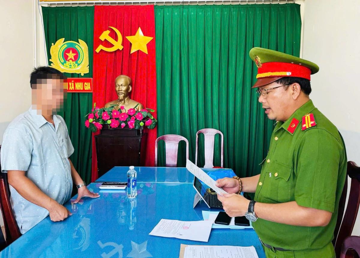 Lực lượng Công an thi hành Quyết định khởi tố vụ án hình sự, khởi tố bị can và lệnh cấm đi khỏi nơi cư trú đối với N.C.C. Ảnh: Công an Cần Thơ