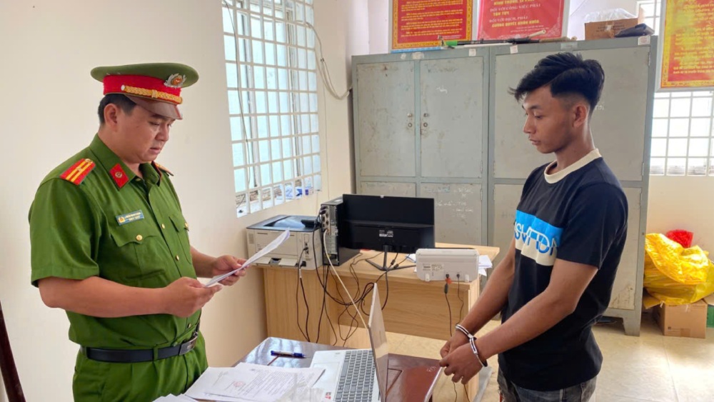 Nghiep was temporarily detained to investigate the acts of "Sexual intercourse with a person from 13 years old to under 16 years old" and "Raping a person under 16 years old". Photo: CACC