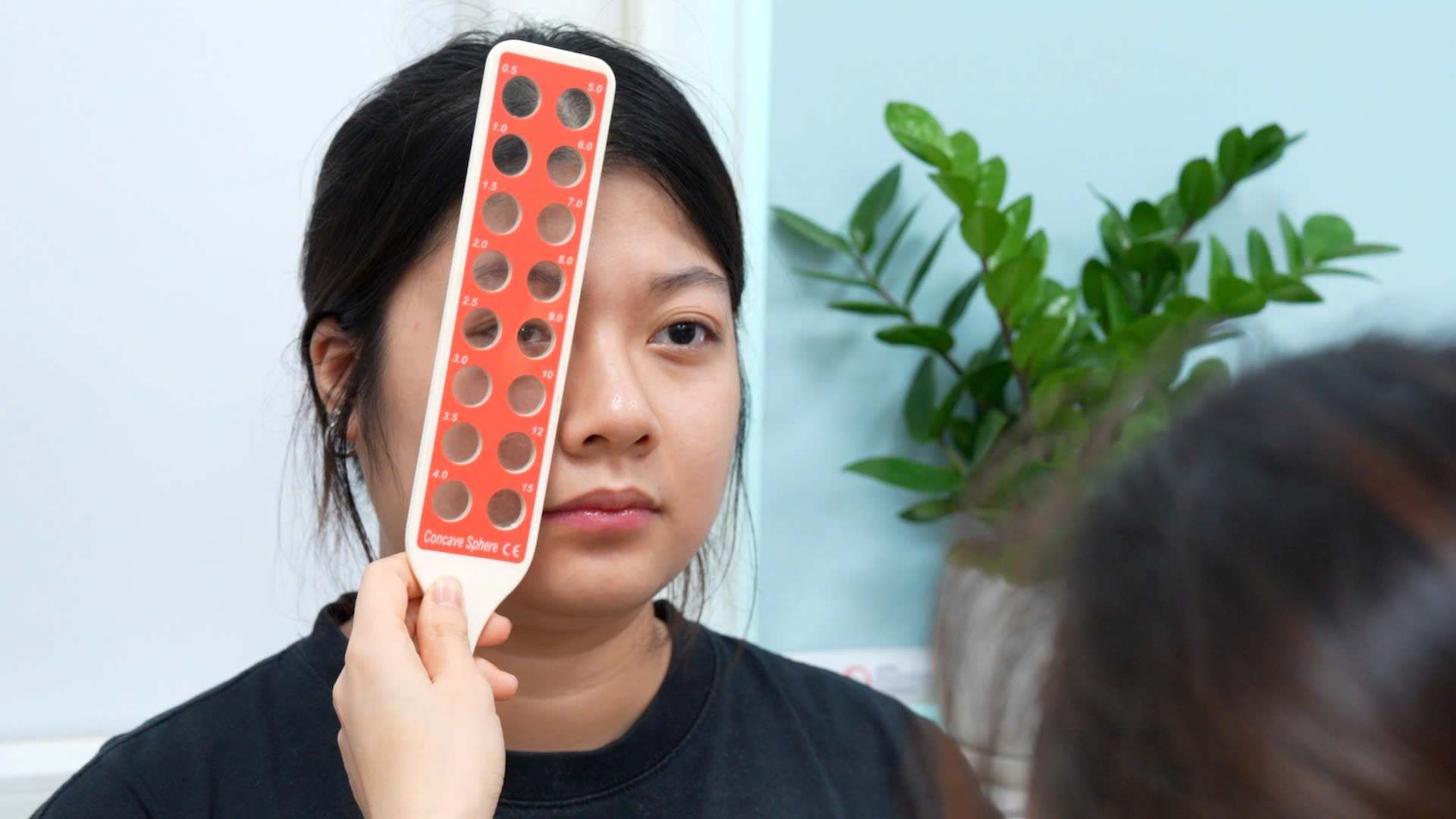 하노이의 근시 수술 지원 정책이 관심을 끌고 있으며, 의사들은 치료 전에 주의를 기울입니다.