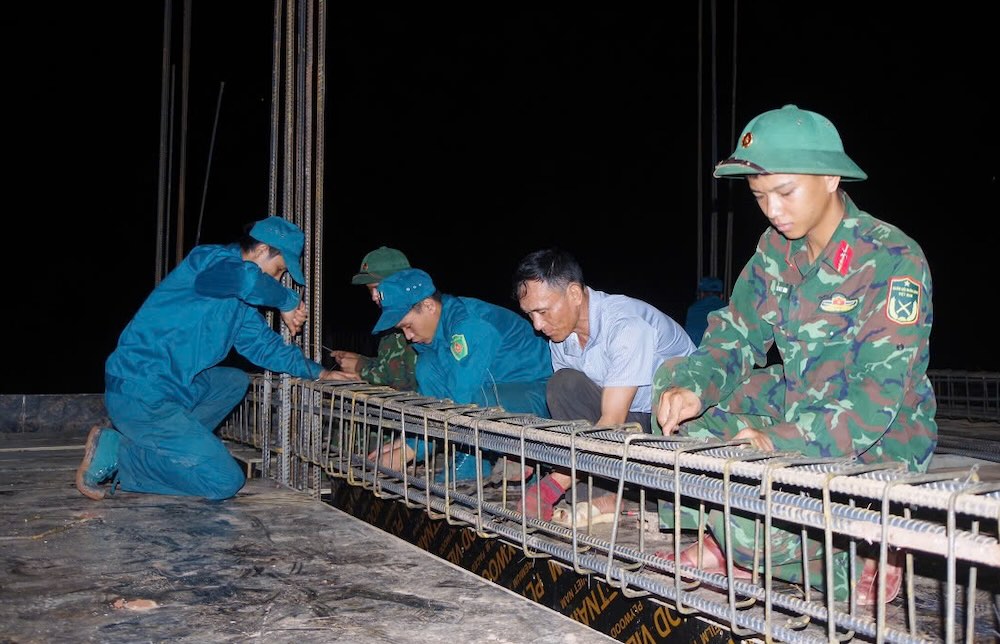 Armed forces overnight build schools for highland students in Quang Tri province. Photo: Hoang Cuoi