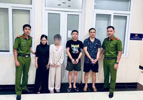 Công an xã Hồng Sơn bắt giữ 3 đối tượng tổ chức sử dụng trái phép chất ma túy. Ảnh: CAHN
