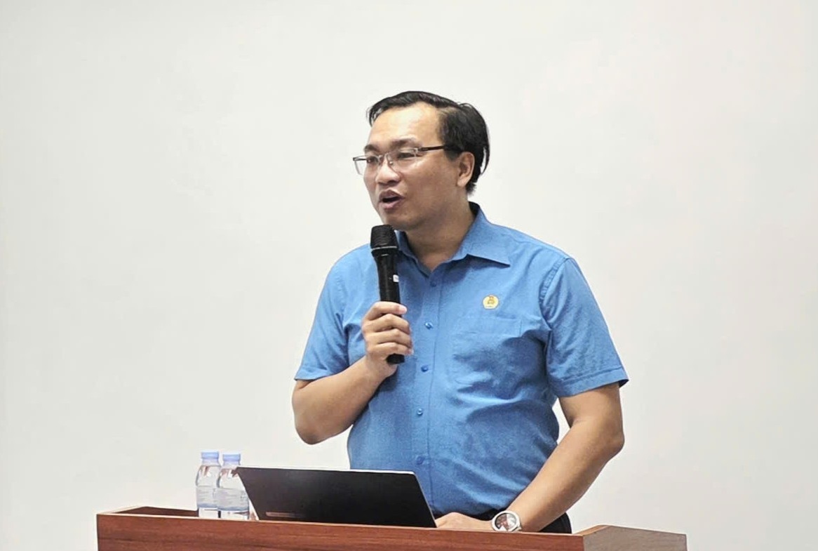 Ông Nguyễn Hồng Quang - Phó Ban Công đoàn KCN LĐLĐ TP Hải Phòng thông tin tới người lao động. Ảnh: Hoàng Khôi