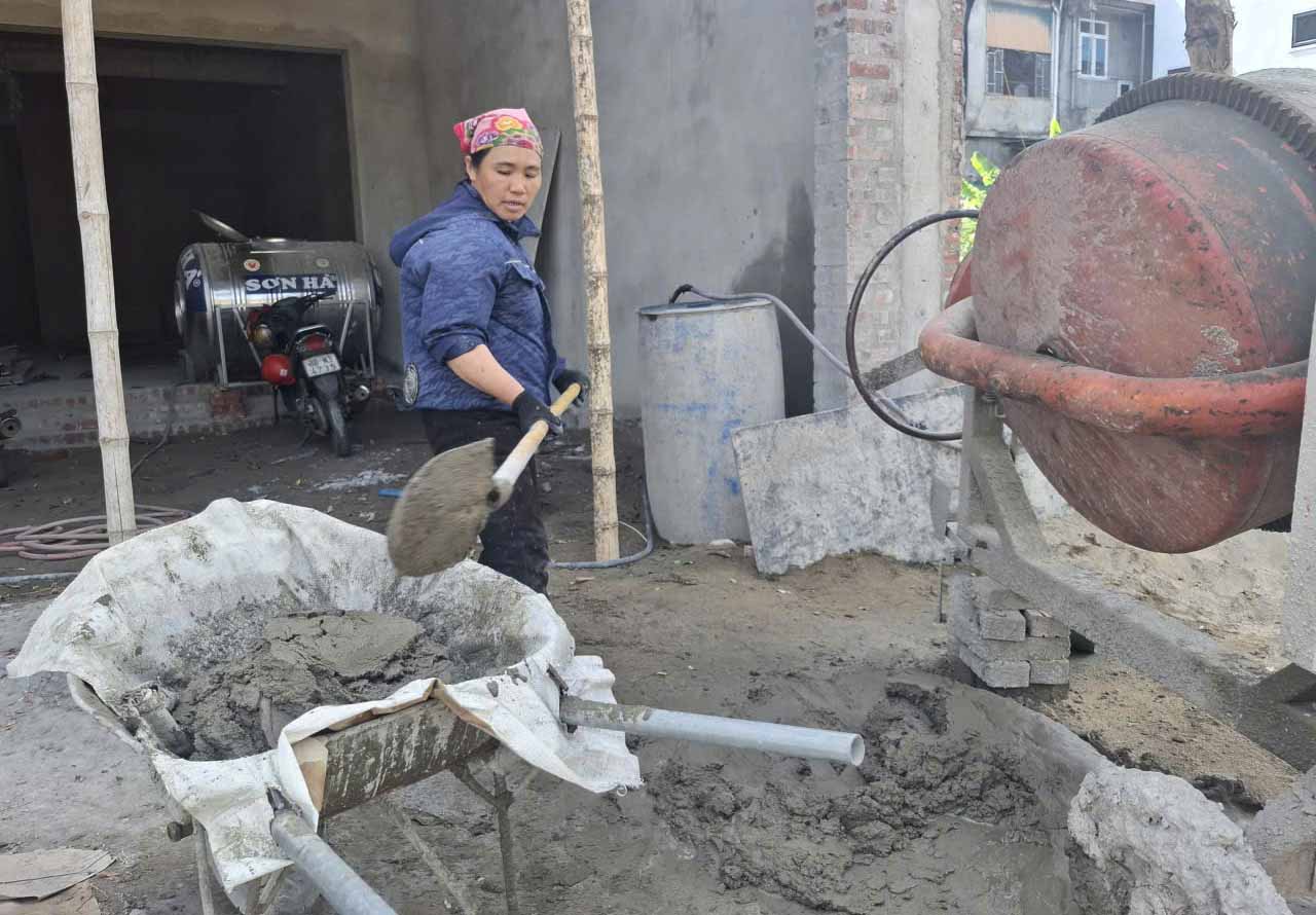 Ms. Phan Thi Anh is one of the women in Ha Tinh who does not mind hardship, participating as a construction worker to earn money to cover living expenses. Photo: Tran Tuan