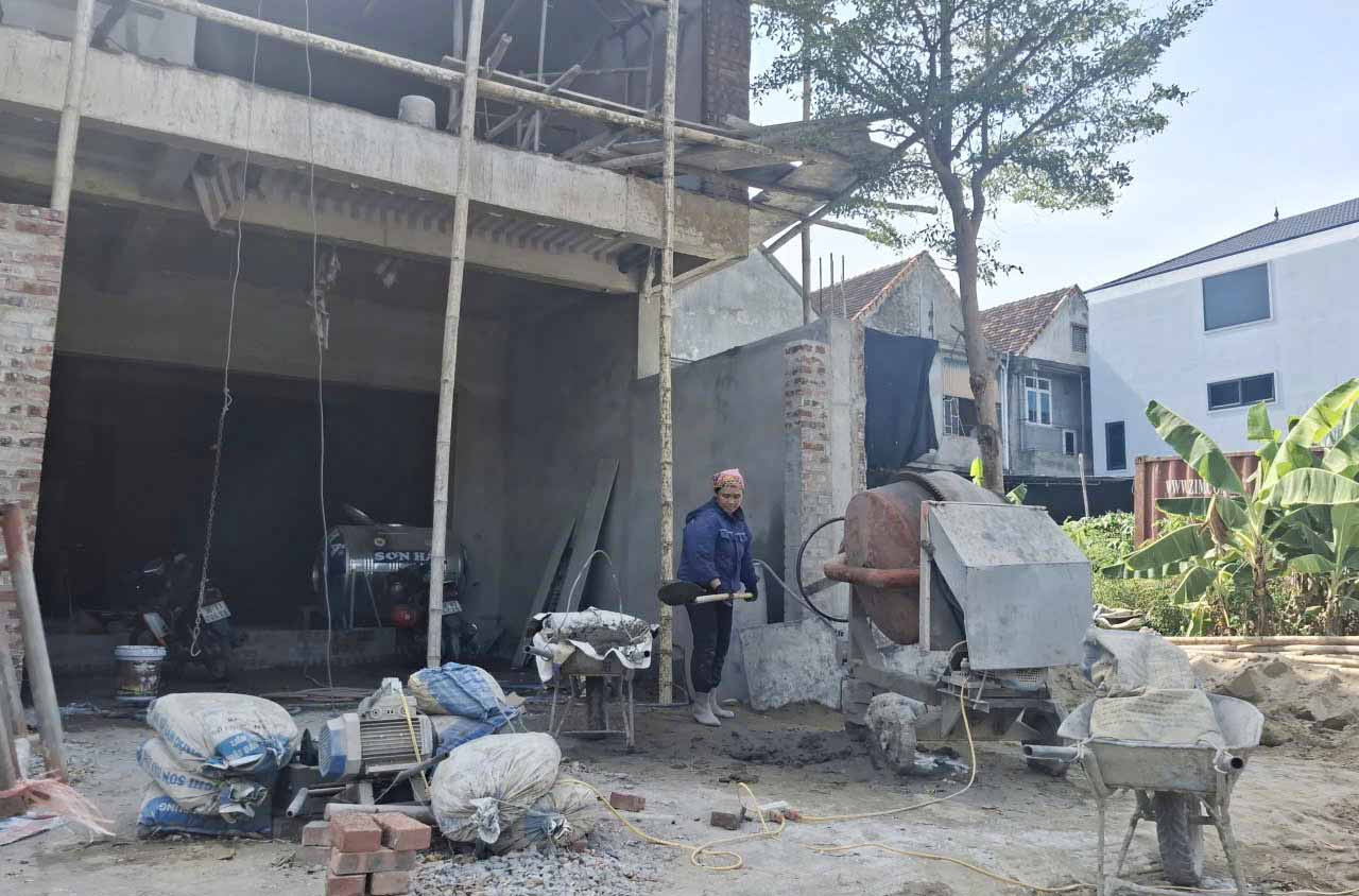 Chị Anh với công việc phụ hồ vất vả đã nhiều năm nay. Ảnh: Trần Tuấn