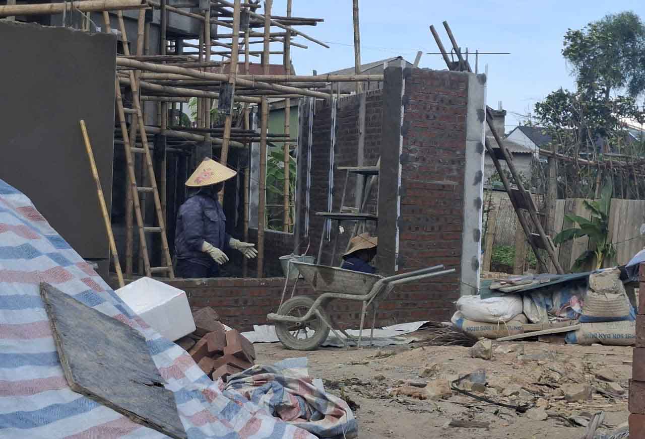 Hình ảnh quen thuộc của những người phụ nữ làm côn việc phụ hồ xây nhà ở