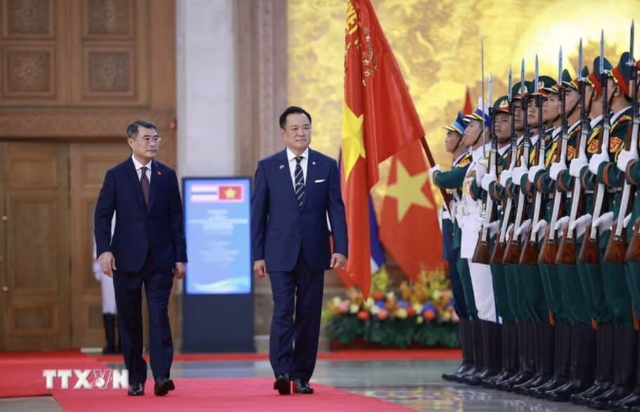 Politburo Member, Prime Minister Le Minh Hung and Prime Minister of the Kingdom of Thailand Anutin Charnvirakul review the Vietnam People's Army Honorary Corps. Photo: VNA