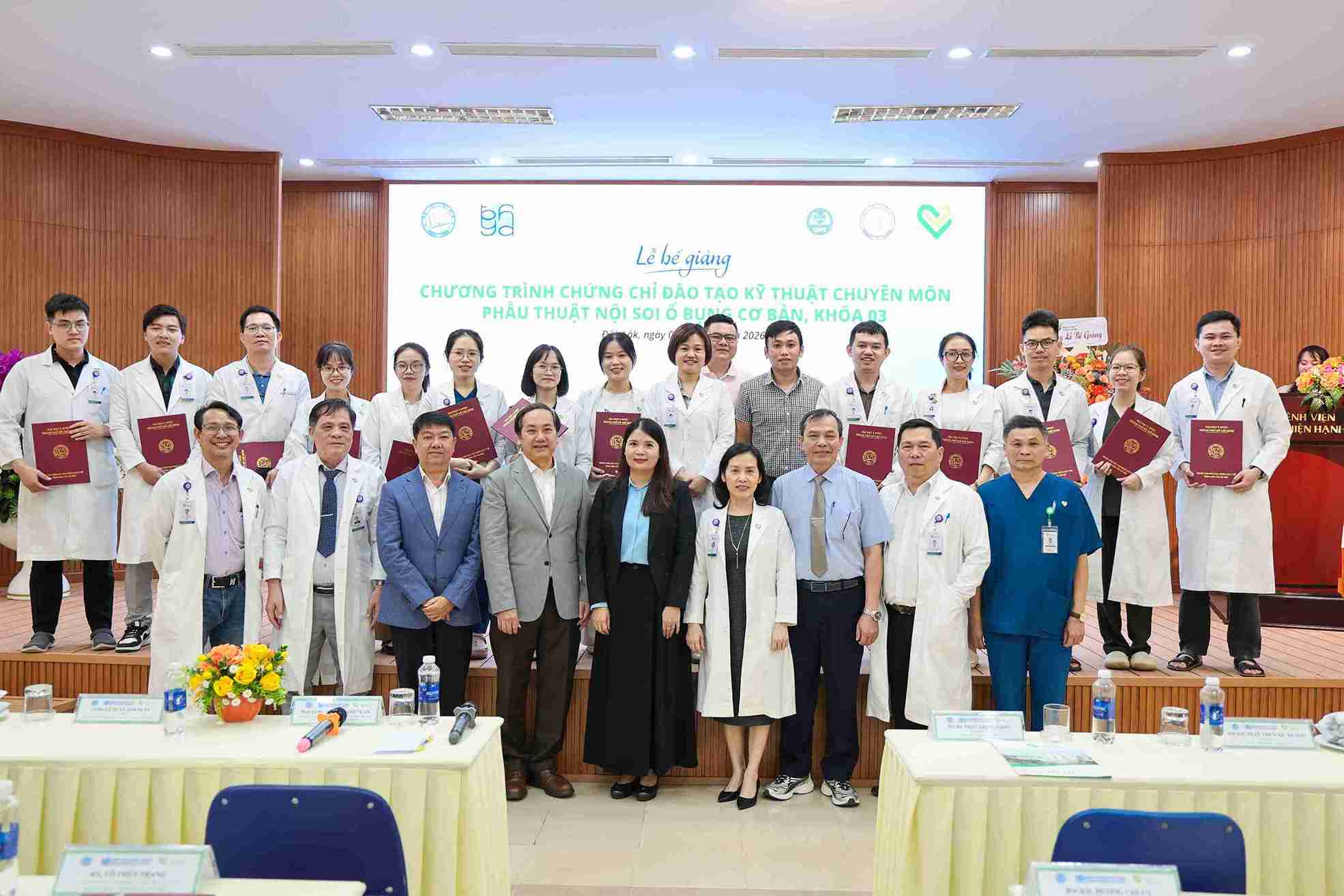 Doctors in Dak Lak province have improved their skills through the "Basic Laparoscopic Abdominal Surgery" course. Photo: Bao Trung