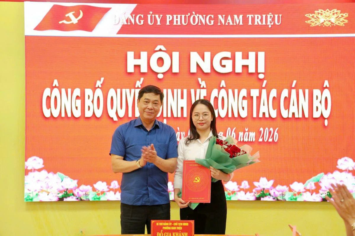 Nam Trieu Ward Party Committee awards decisions on personnel work. Photo: Nam Trieu Ward e-Portal