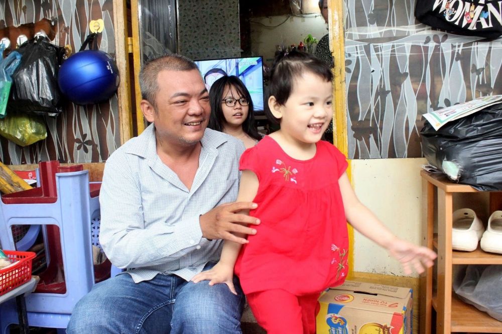 Người cha trở thành chỗ dựa duy nhất cho cả gia đình, giúp con trưởng thành sau khi vợ anh mất trong đợt Covid-19. Ảnh: THP