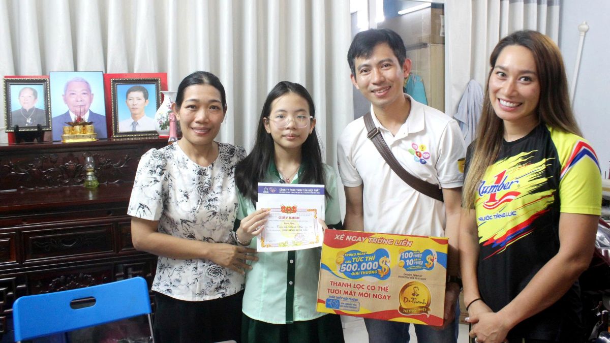 Cán bộ, nhân viên Công ty Tân Hiệp Phát thăm hỏi và trao quà cho bé nhân dịp Tết Thiếu nhi. Ảnh: THP