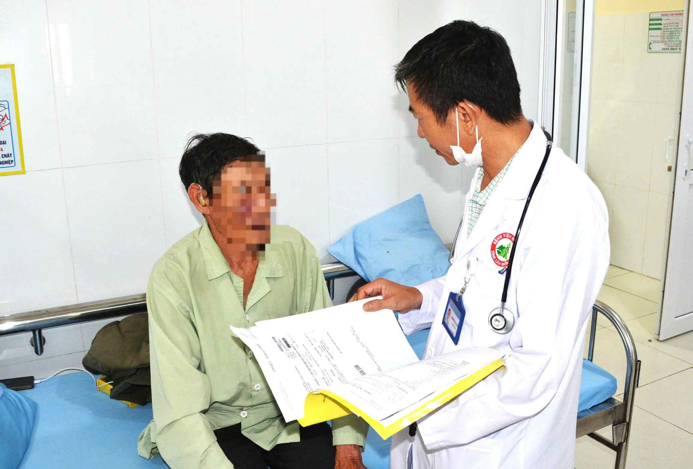 Một trong 4 bệnh nhân bị ngộ độc khi ăn nấm trong rừng thông ở Lâm Đồng. Ảnh: Hải Đường 