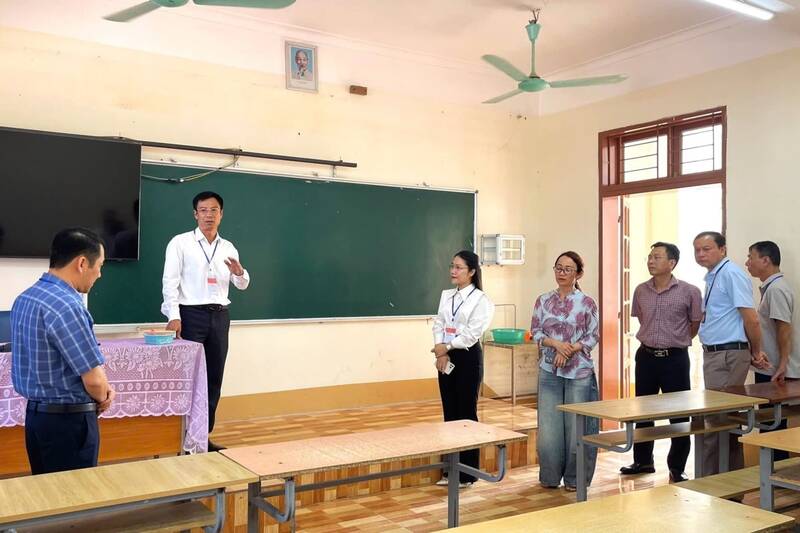 The Son La provincial delegation inspects the preparation for the high school graduation exam in Gia Phu. Photo: Gia Phu High School