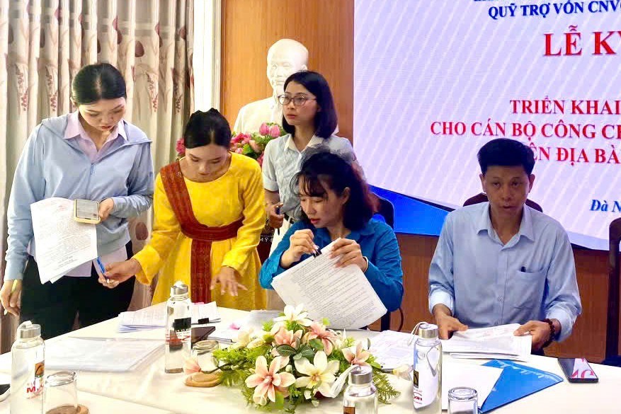 Công đoàn xã cũng phối hợp Quỹ Trợ vốn công nhân viên chức lao động thành phố giải ngân 41 hồ sơ vay vốn ưu đãi với số tiền 1,23 tỉ đồng. Ảnh: Công đoàn Nam Phước
