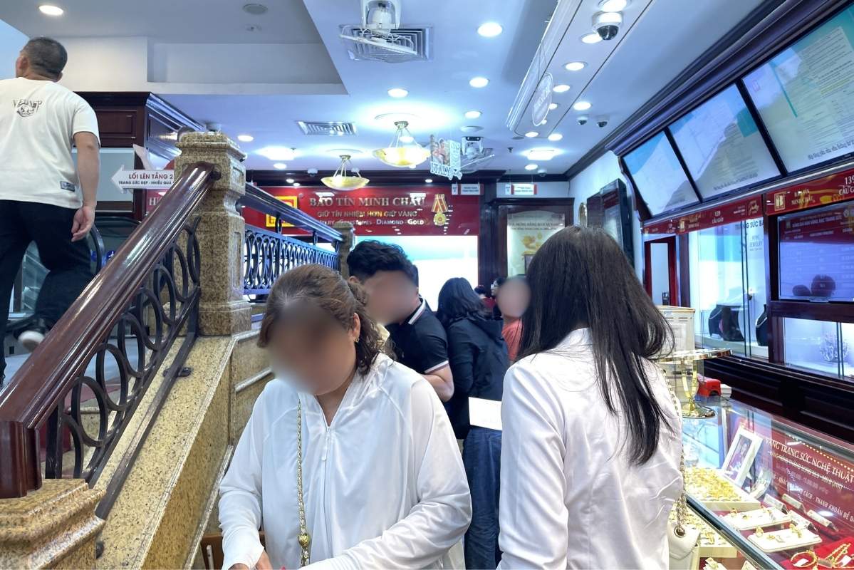 Gold prices fall sharply, gold shops are bustling at all hours. Photo: Ha Linh