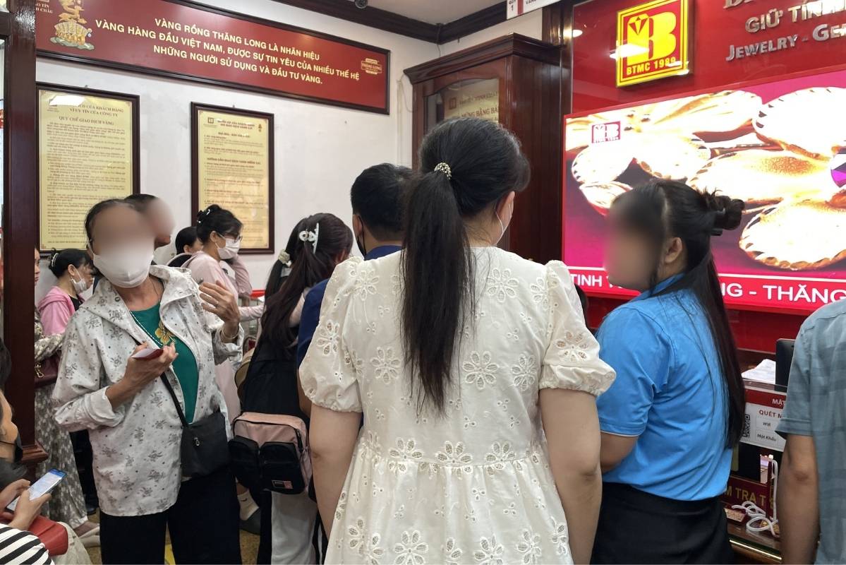 Khu vực quầy giao dịch trực tiếp tấp nập người mua vào - bán ra. Ảnh: Hạ Linh