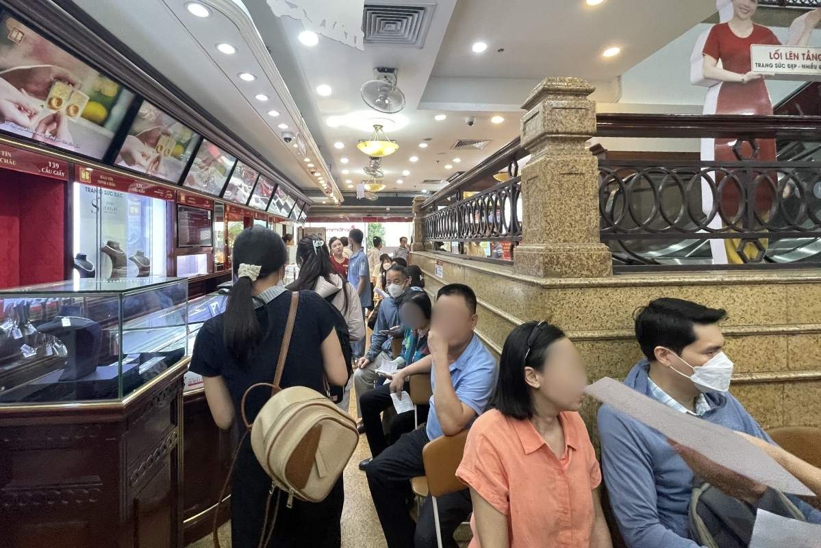 Lượng khách hàng ngồi chờ giao dịch bán ra trong chiều nay (ngày 8.6). Ảnh: Hạ Linh