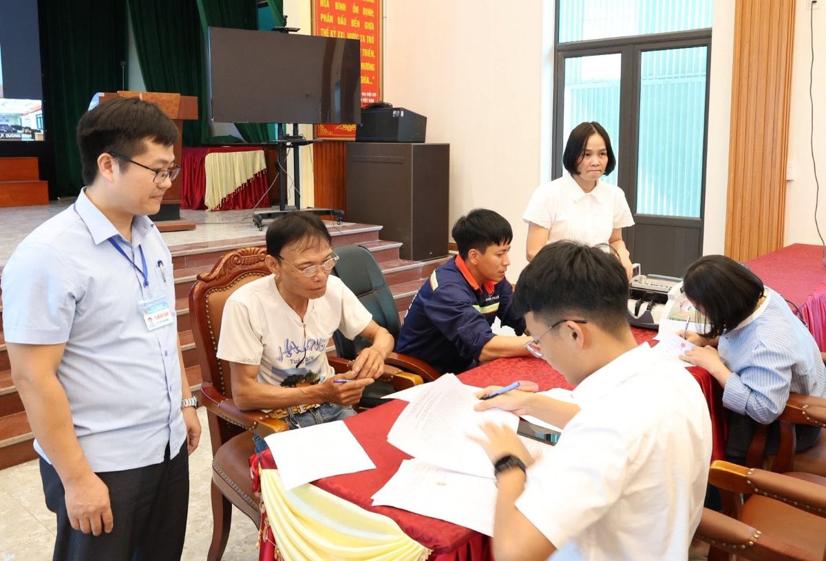 Les ménages reçoivent le paiement de l'indemnisation pour la libération du site du projet. Photo: Commune de Hợp Tiến