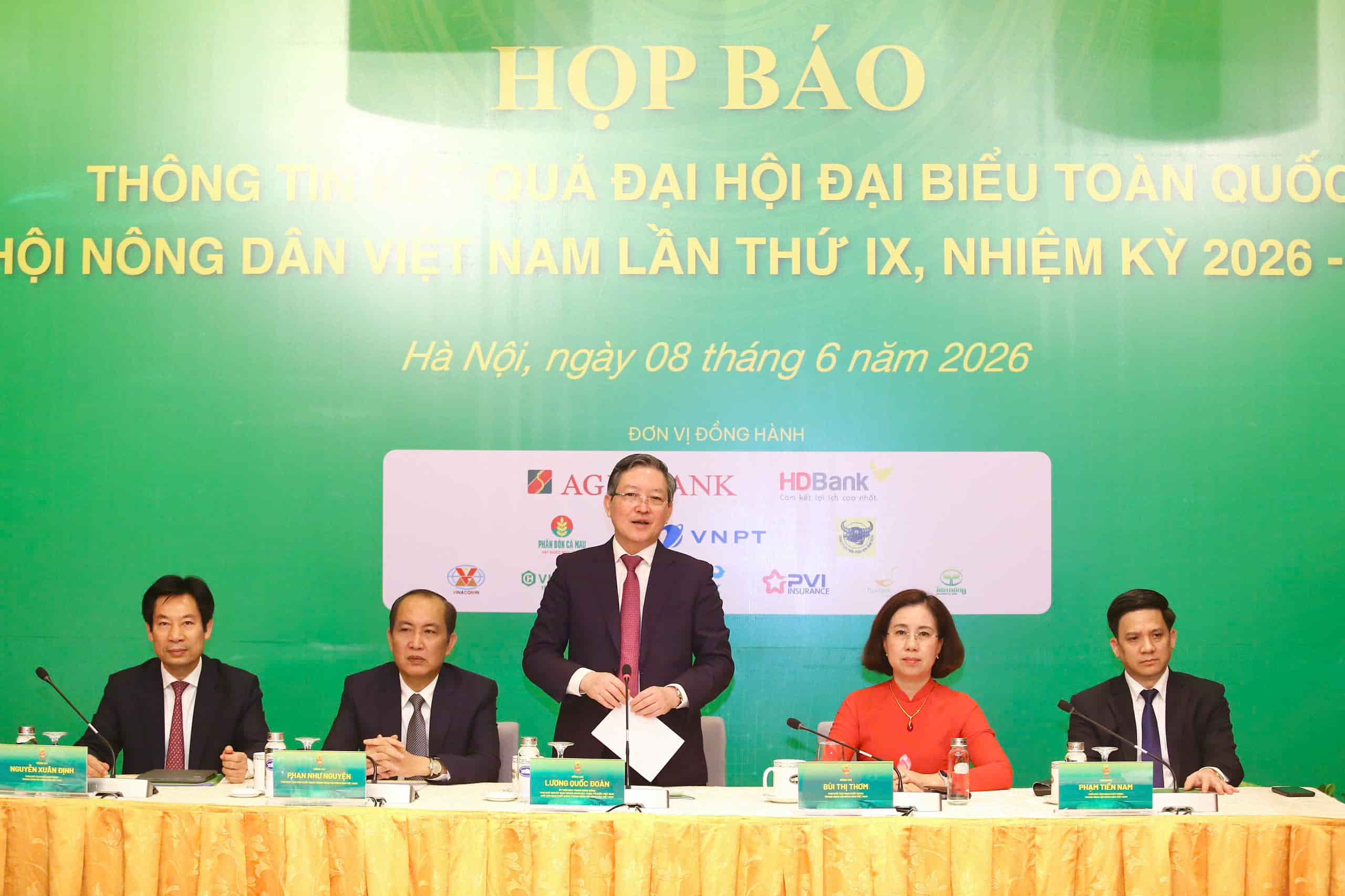 M. Lương Quốc Đoàn - membre du Comité central du Parti, président de l'Union centrale des paysans vietnamiens, IXe mandat, informe les journalistes lors de la conférence de presse de l'après-midi du 8 juin. Photo: Khổng Chí.