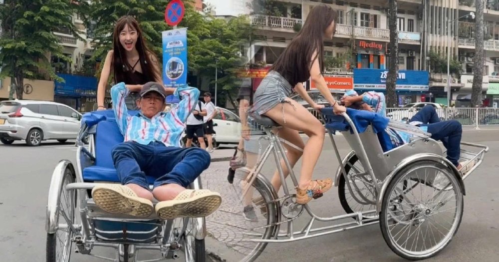 Kim Hye Soo từng gây sốt mạng xã hội với video trả tiền để được đạp xe xích - lô ở TPHCM. Ảnh: NVCC