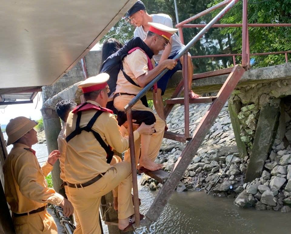 Traffic police support crew members showing signs of accidents in hot weather. Photo: Hai Phong Police