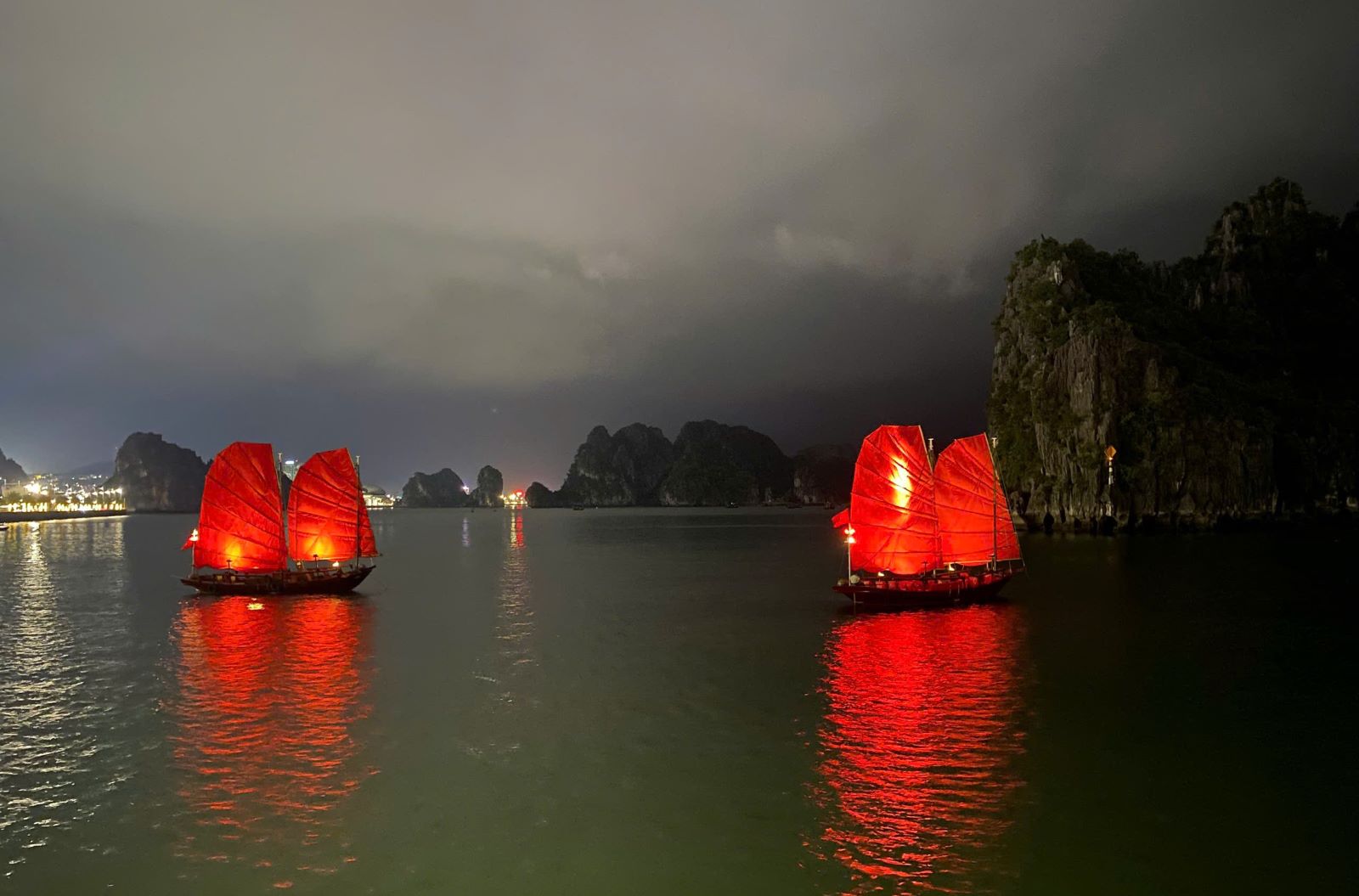 Three-walled sailboat in Ha Long Bay. Photo: Nguyen Hung