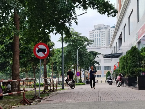Traffic signs prohibiting trucks. Photo: Xuyen Dong