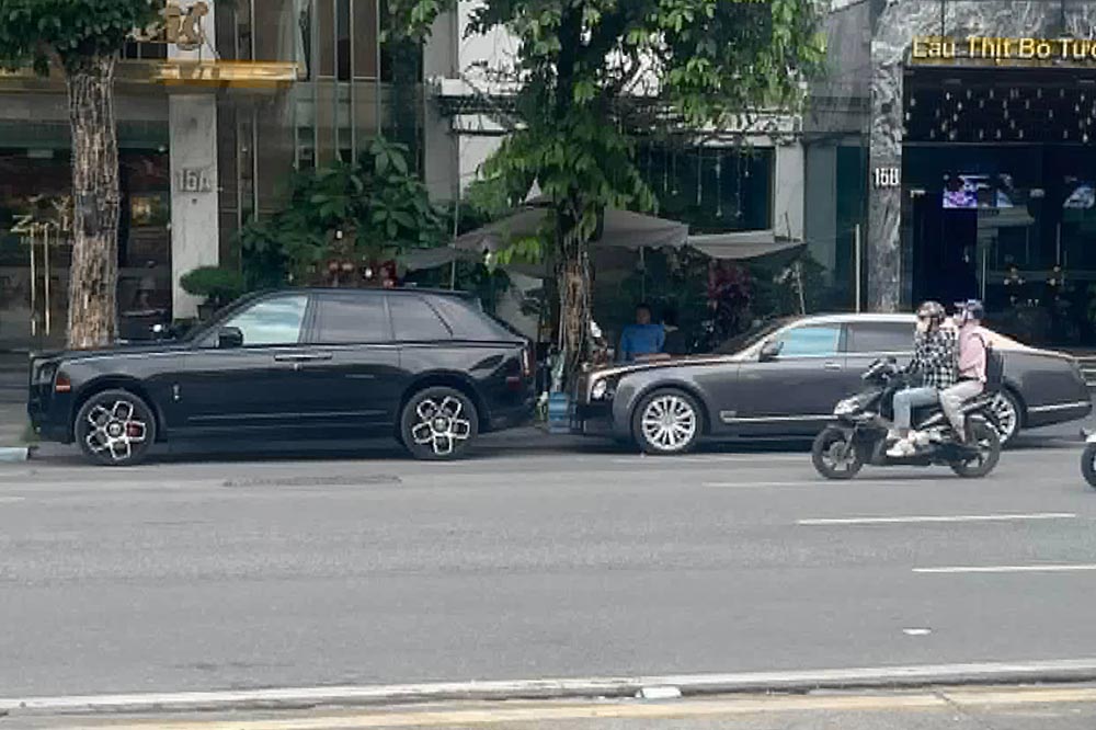 The Rolls-Royce Cullinan and Bentley Mulsanne duo appeared on the streets of Hanoi, attracting the attention of car enthusiasts. Photo: Check in Supecars