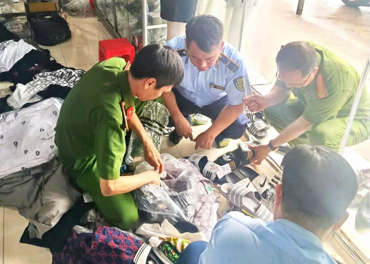 Functional forces discovered and temporarily seized 203 products showing signs of trademark infringement in Thien Truong ward, Ninh Binh province. Photo: Ninh Binh Police