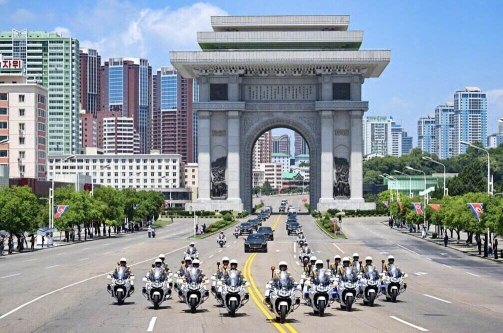 Đoàn xe tháp tùng Chủ tịch Trung Quốc Tập Cận Bình ở thủ đô Bình Nhưỡng, Triều Tiên. Ảnh: Xinhua