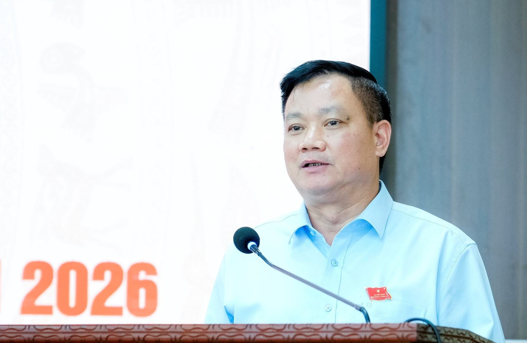 Mr. Nguyen Khac Than - Member of the Party Central Committee, Secretary of the Provincial Party Committee, Head of the Nghe An Provincial National Assembly Delegation, delegate of the 19th Provincial People's Council - spoke at the meeting with voters in Truong Vinh ward. Photo: Pham Bang