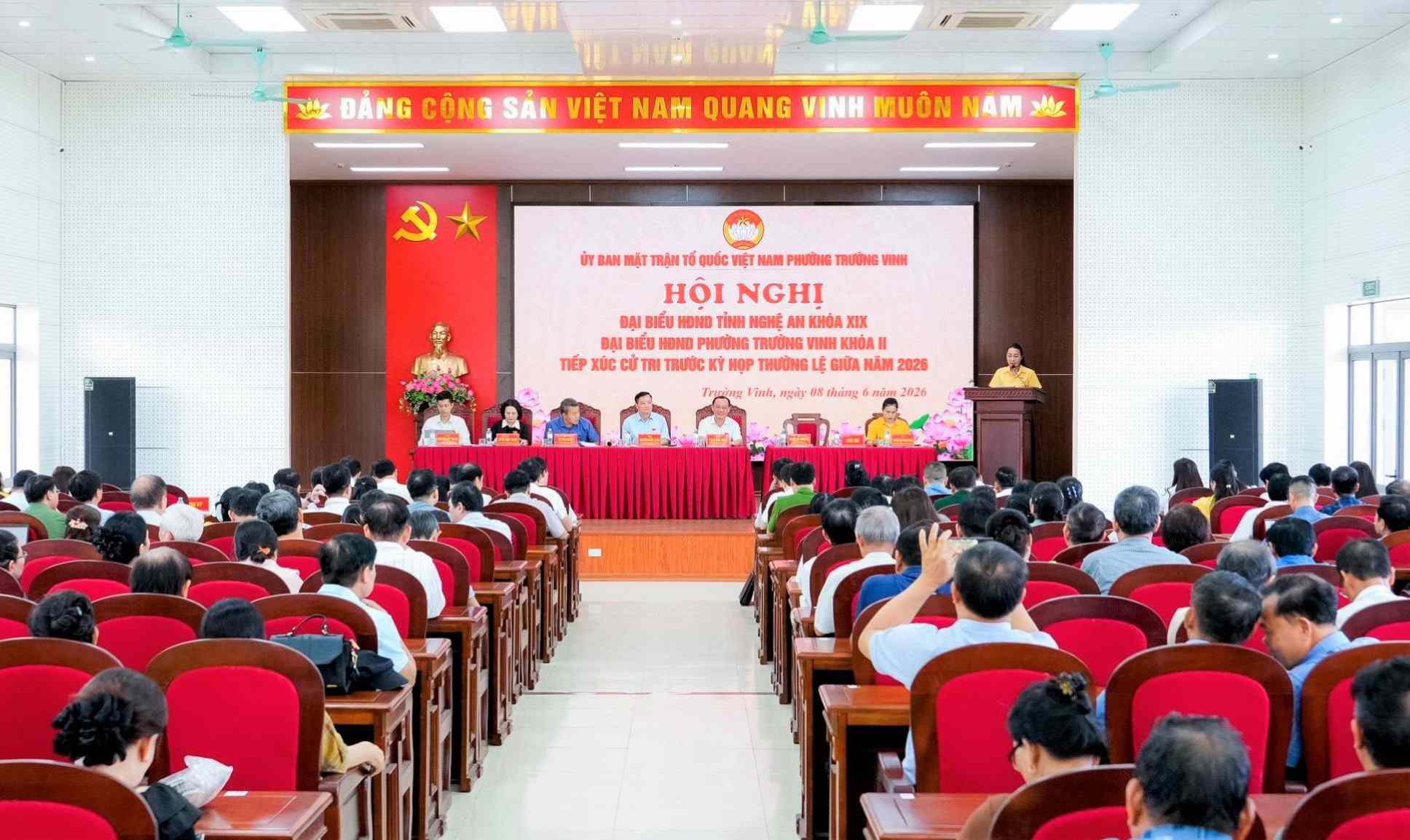 Hội nghị đại biểu HĐND tỉnh, HĐND phường tiếp xúc cử tri phường Trường Vinh. Ảnh: Phạm Bằng