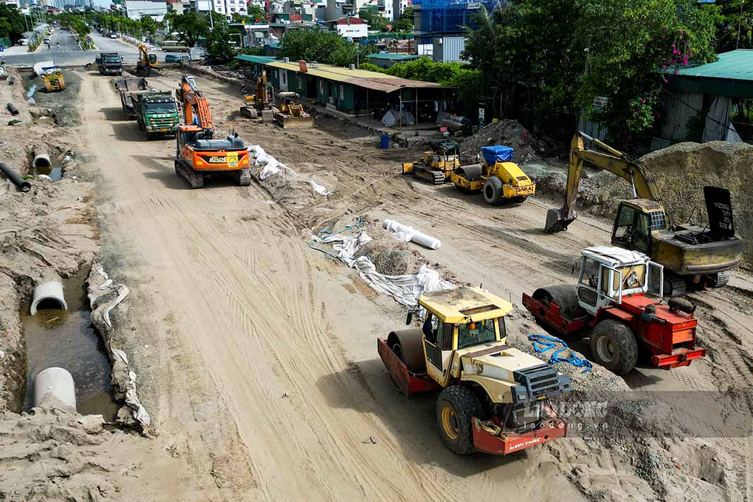 Theo ghi nhận của Lao Động, sau khi hoàn tất công tác giải phóng mặt bằng, các đơn vị thi công đã khẩn trương huy động nhân lực, máy móc để đẩy nhanh tiến độ dự án.