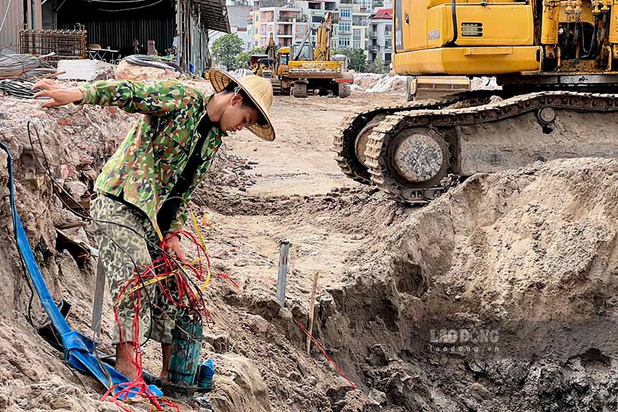 Dọc tuyến đường, nhiều máy xúc, xe tải cùng các thiết bị chuyên dụng được tập kết tại công trường. Tại khu vực ven hồ Đầm Hồng, các đơn vị thi công đang triển khai đồng thời các hạng mục san lấp mặt bằng, gia cố nền đường và xây dựng hệ thống hạ tầng kỹ thuật.