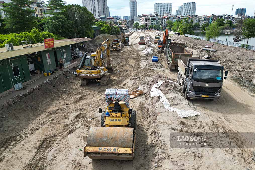 Dự án đường Vành đai 2,5 đoạn Nguyễn Trãi - Đầm Hồng có chiều dài khoảng 1,52km, quy mô mặt cắt ngang nền đường 40m. Khi hoàn thành, tuyến đường sẽ góp phần hoàn thiện mạng lưới giao thông khu vực phía Tây Nam Hà Nội, giảm áp lực cho các tuyến đường hiện hữu và tạo động lực phát triển kinh tế - xã hội địa phương. Theo kế hoạch, các đơn vị liên quan đang phấn đấu thông xe tuyến đường vào ngày 10.10.2026.