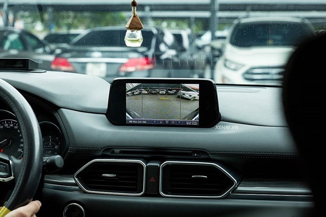 Rear camera blur, intermittent or loss of image may stem from many causes, from dust to electrical and software errors. Photo: Binh Long